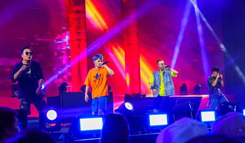 帅气男生在音乐节舞台上跳舞