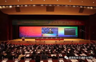 林晨在学校表彰大会上接受颁奖