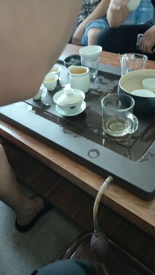 一位年轻人在办公室泡茶