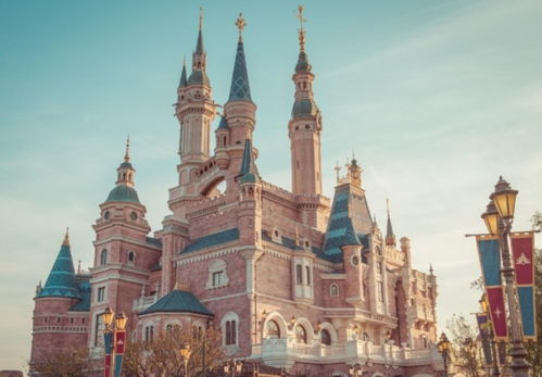 外国游客在上海迪士尼游玩<p>当然，不能少的就是娱乐项目。上海迪士尼乐园在五一期间迎来大量外国游客，尤其是韩国和日本的年轻人，纷纷晒出与米奇、玲娜贝儿的合影。</p><h2 id=