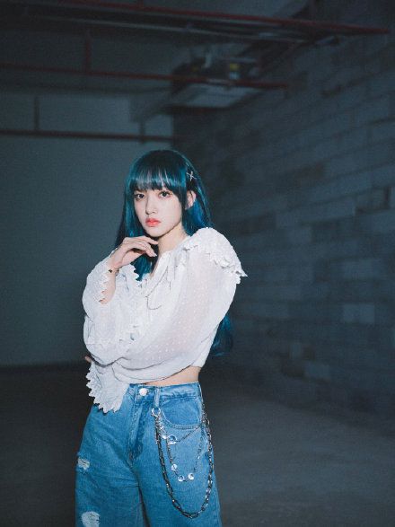 程潇与助理在后台互动的照片