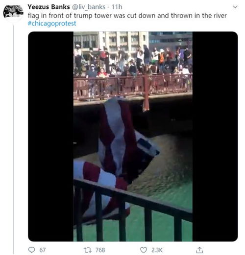 芝加哥特朗普大厦前抗议者焚烧国旗