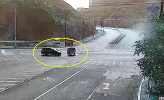 一个人站在十字路口看着前方道路