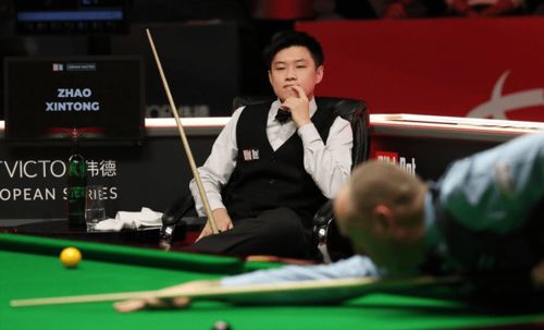 赵心童在比赛中专注思考