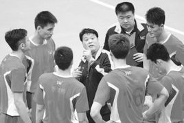 教练组在场边指导