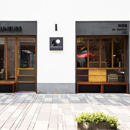 Luneurs店内展示的特色冰淇淋和面包产品<p>不过这几年，他们开始搞起了面包创新，而且是一发不可收拾。原本以为只是加点果酱或者坚果，没想到直接玩出了花——比如茶树菇+小龙虾肠+芝士这种组合，你敢信？</p><blockquote style='border-left:4px solid #ccc; padding-left:10px; color:#555;'><p>“我买了一个碱水球，里面居然是川香贡菜配甜肠，一口下去差点把我舌头送走。” —— 某位网友的真实评价</p></blockquote><h2 id=