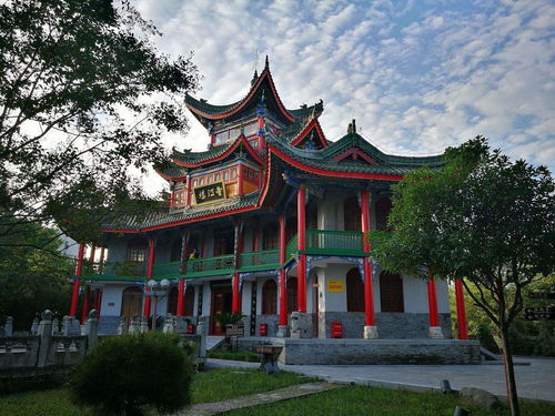 南郭寺古建筑群,远处有青山环绕