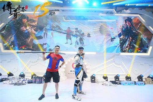 魂魂coser在舞台上表演的场景