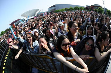 草莓音乐节舞台现场人潮涌动