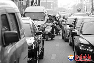 城市道路上车辆与电动车并行场景图