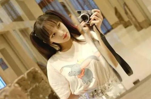 程潇拍摄现场轻松喝咖啡的照片