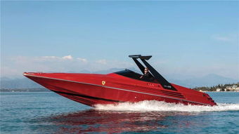 快艇在风浪中靠近失控游船进行救援