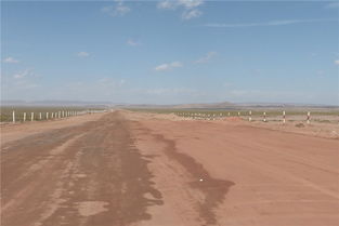 阿拉善公路施工现场图<p>这对于当地来说意义非凡。过去因为交通不便，很多资源难以外运，如今这些道路一旦建成，不仅能带动物流，还能吸引更多投资，促进区域经济协同发展。</p><h2 id=