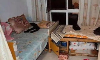 一位女性在简陋出租屋内做饭的场景