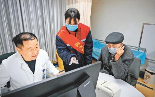 陪诊师在医院陪伴老年患者就诊