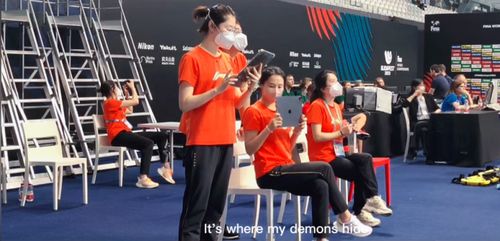 陈若琳在训练场边指导全红婵