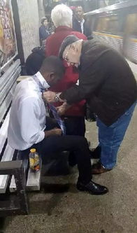 地铁站内一位年轻人帮助老人提行李<p>这种微妙的变化，就像一颗种子，在我心里悄悄生根发芽。</p><br><h2 id=