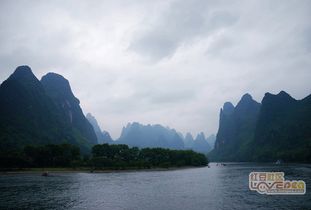 漓江河床上行人行走的真实场景