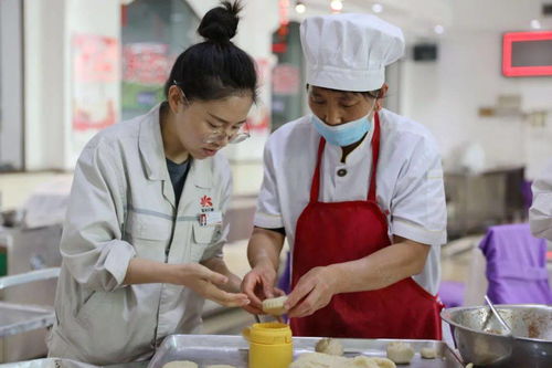 荣昌食堂后厨忙碌景象