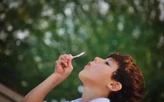 异瞳男生沙漠种树爆红：不到一个月涨粉200万，网友却质疑‘割韭菜’