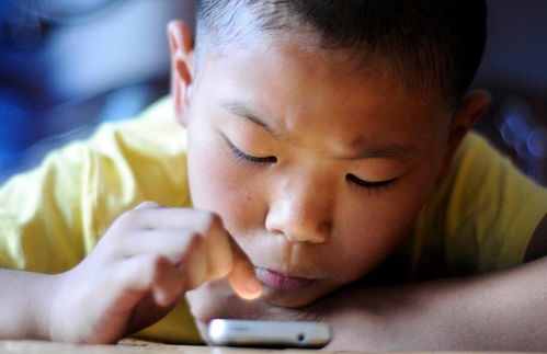 一个人拿着手机低头刷屏