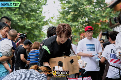 小鹿在街头拍照