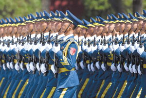 三军仪仗队成员精神抖擞