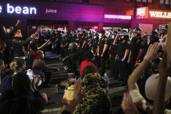 纽约警方与抗议者对峙场面