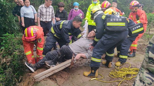 救援人员正在营救掉入沟中的狗狗