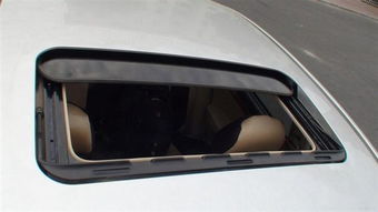 儿童从天窗探头存在极大风险