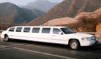 林肯在陡峭山路上行驶