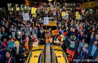 纽约街头抗议者高举写有反对驱逐移民标语的纸板