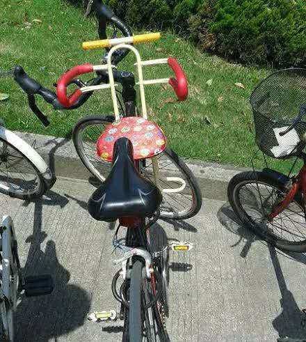 情侣在公园散步