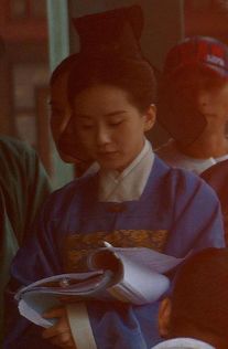 刘诗诗在片场认真研读剧本