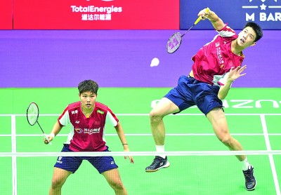 冯彦哲与黄东萍在苏迪曼杯混双比赛中配合默契