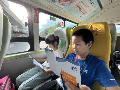 一位女性坐在公交站台边低头沉思的背影