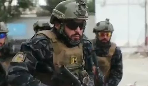 俄罗斯特种部队街头巡逻画面