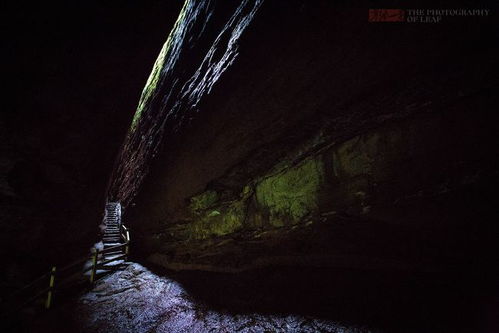 男子爬山卡在一线天 朋友笑到扶墙，网友：友情最好的模样
