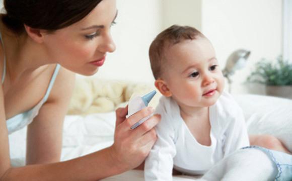 小孩发烧量体温妈妈照顾