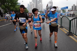 跑者在半程马拉松途中坚持前行