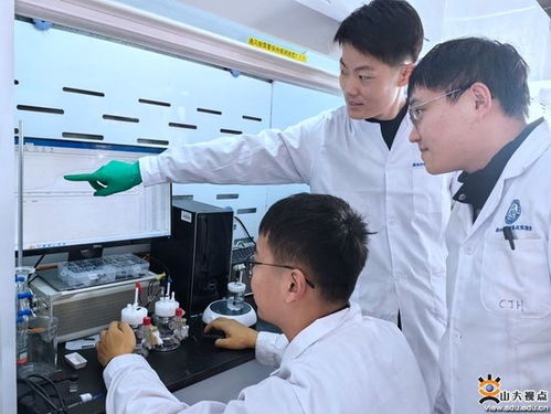 医生在图书馆查阅最新医学期刊资料