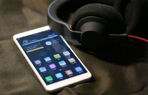 一个年轻女孩手持手机对着镜头自信微笑展示自我