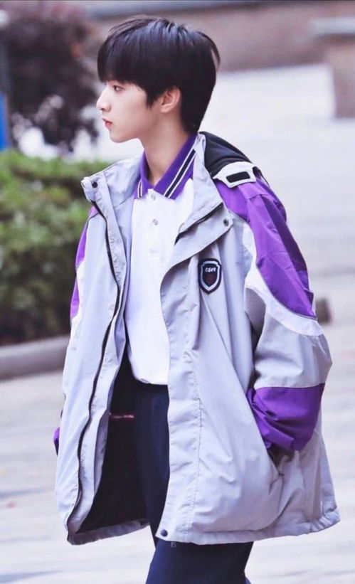 刘耀文无袖战损造型引热议，网友：这才是少年感的天花板！