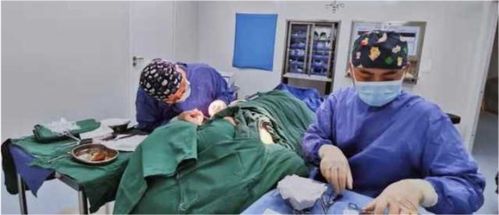 医生正在为患者进行微创腋臭手术过程