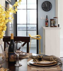 一家人围坐餐桌吃饭聊天