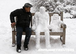 中年男子在公园看手机