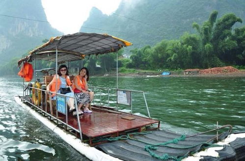 漓江上游船正常行驶的画面