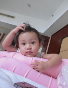 甜馨小时候可爱照片