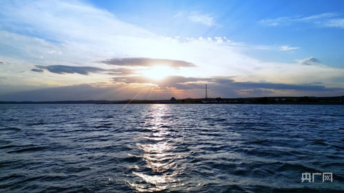 夕阳下的湖面波光粼粼