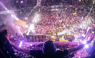 夜晚户外K歌现场欢乐氛围